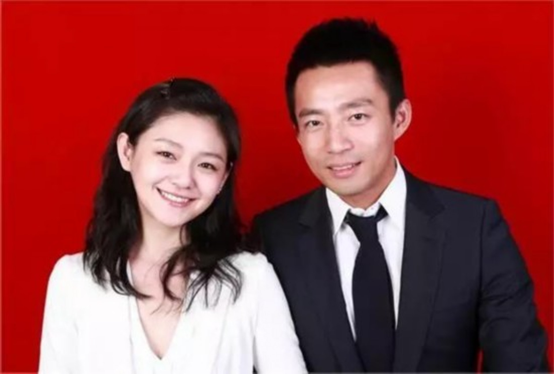 【2010年11月】大S與從事飲食生意的內地富商汪小菲於9月經共同好友安以軒介紹下在派對認識,相識49日後突然閃婚,於11月16日在北京登記結婚成為夫妻。(網上圖片) 【2010年11月】大S與從事飲食生意的內地富商汪小菲於9月經共同好友安以軒介紹下在派對認識,相識49日後突然閃婚,於11月16日在北京登記結婚成為夫妻。(網上圖片)