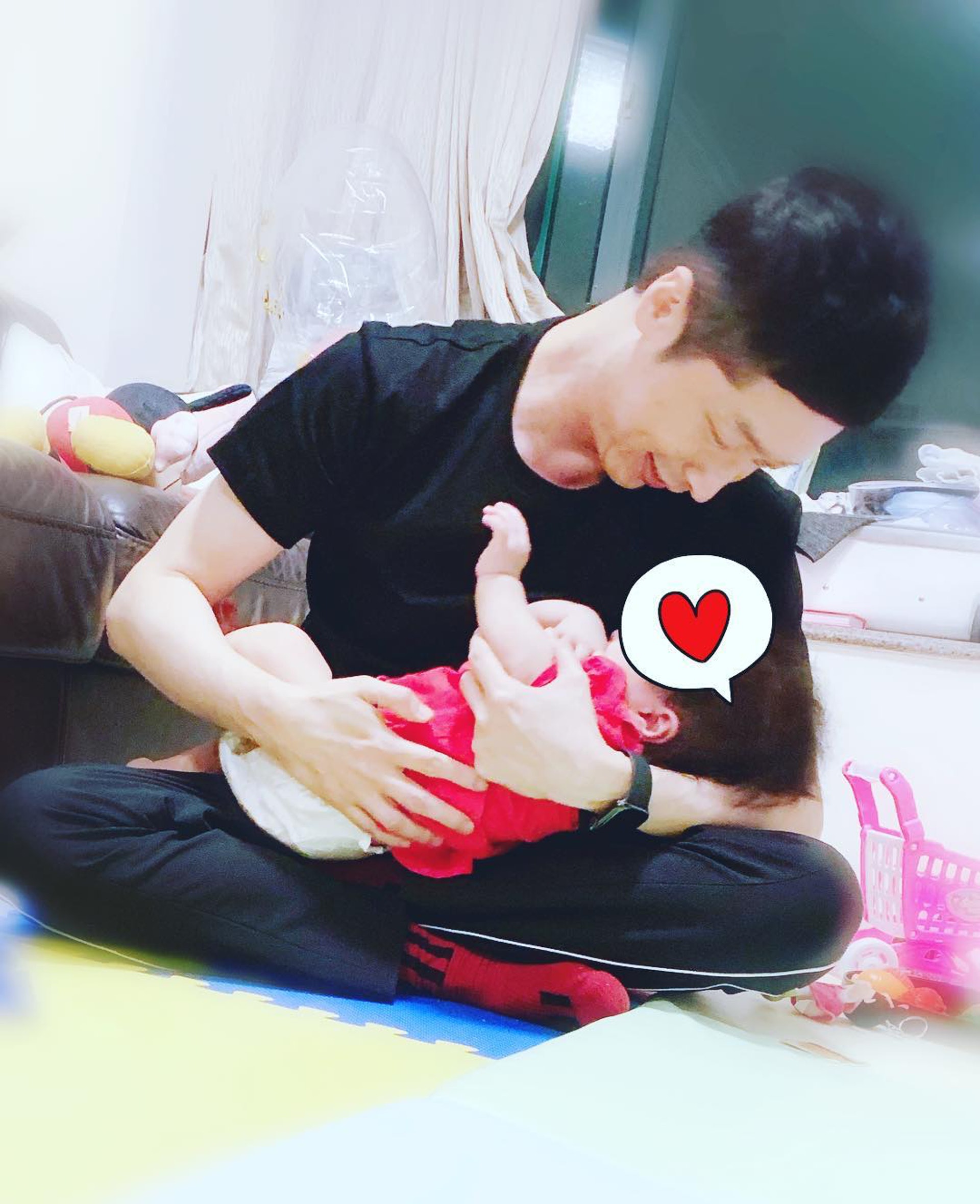馬仔與嘉欣的囝囝打成一片。(鍾嘉欣IG) 馬仔與嘉欣的囝囝打成一片。(鍾嘉欣IG)
