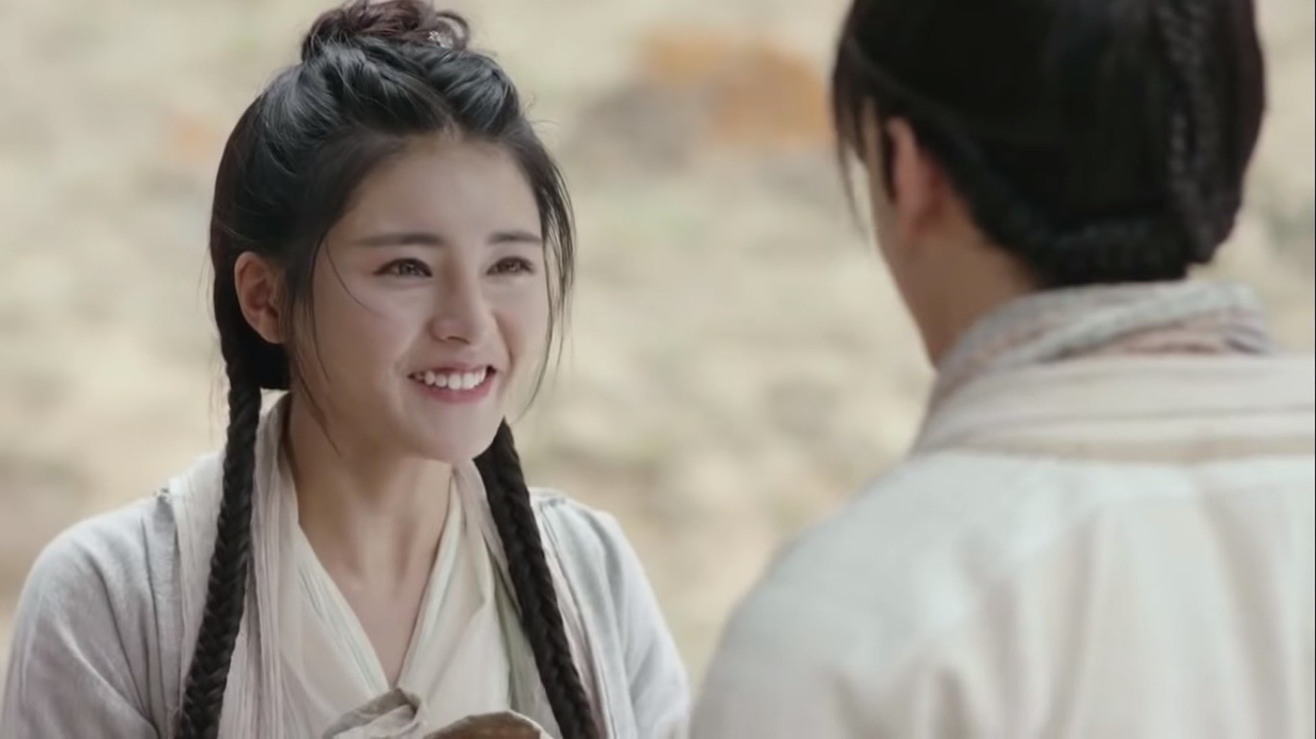 許雅婷符合金庸在書中對小昭的形容「雙目湛湛有神，修眉端鼻，頰邊微現梨渦，直是秀美無倫，只是年紀幼小，身材尚未長成，雖然容色絕麗，卻掩不住容顏中的稚氣」。（劇照）