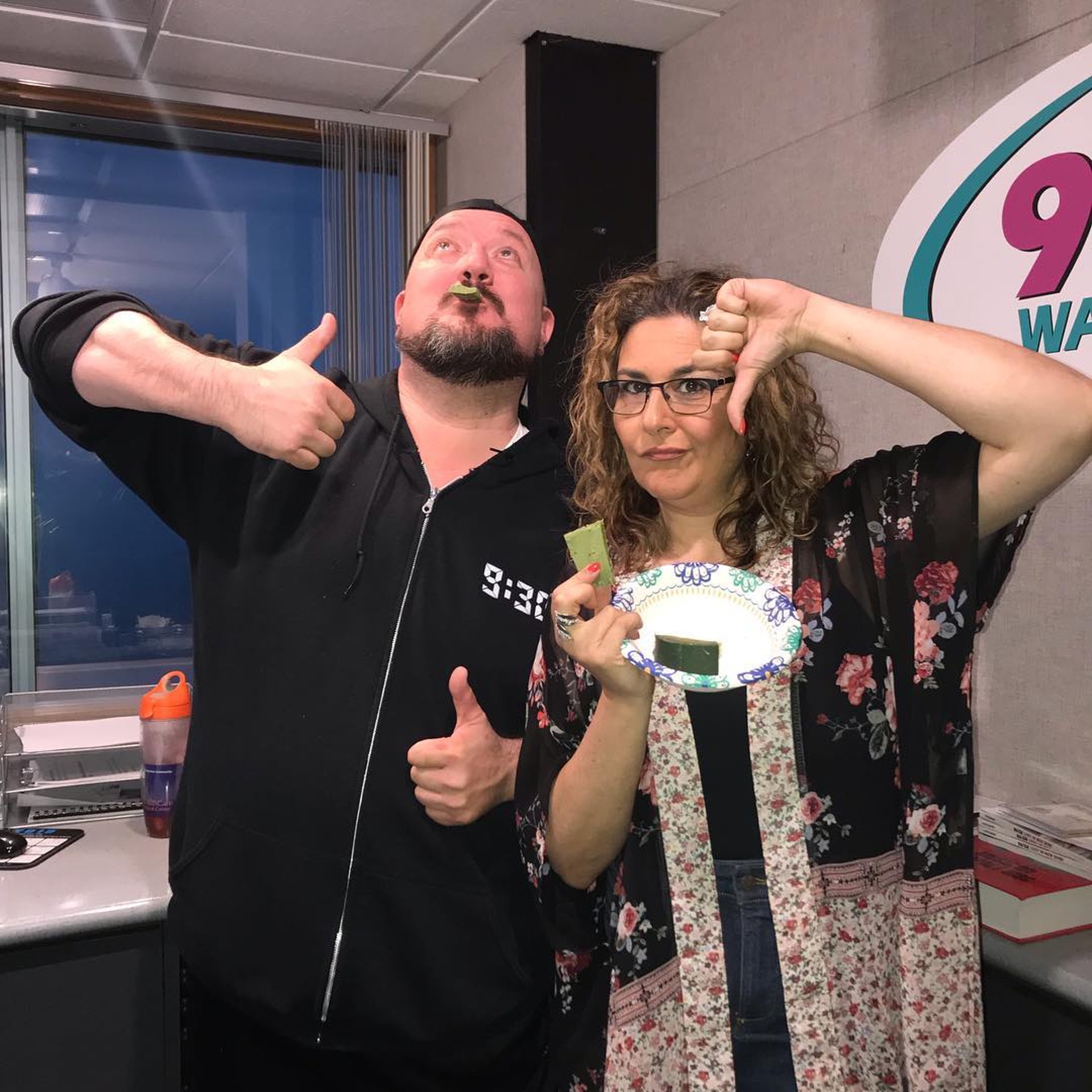 美國電台節目《Toby Chilli Show》主持人Chilli,也在她的節目上與拍檔Toby試食牛油果醬芝士,但評價兩極,前者認為芝士有辣味怪怪的、不太夾,只此一次就夠,但後者則豎起手指大讚軟滑,連講幾次好味。(instagram:tobychillishow)