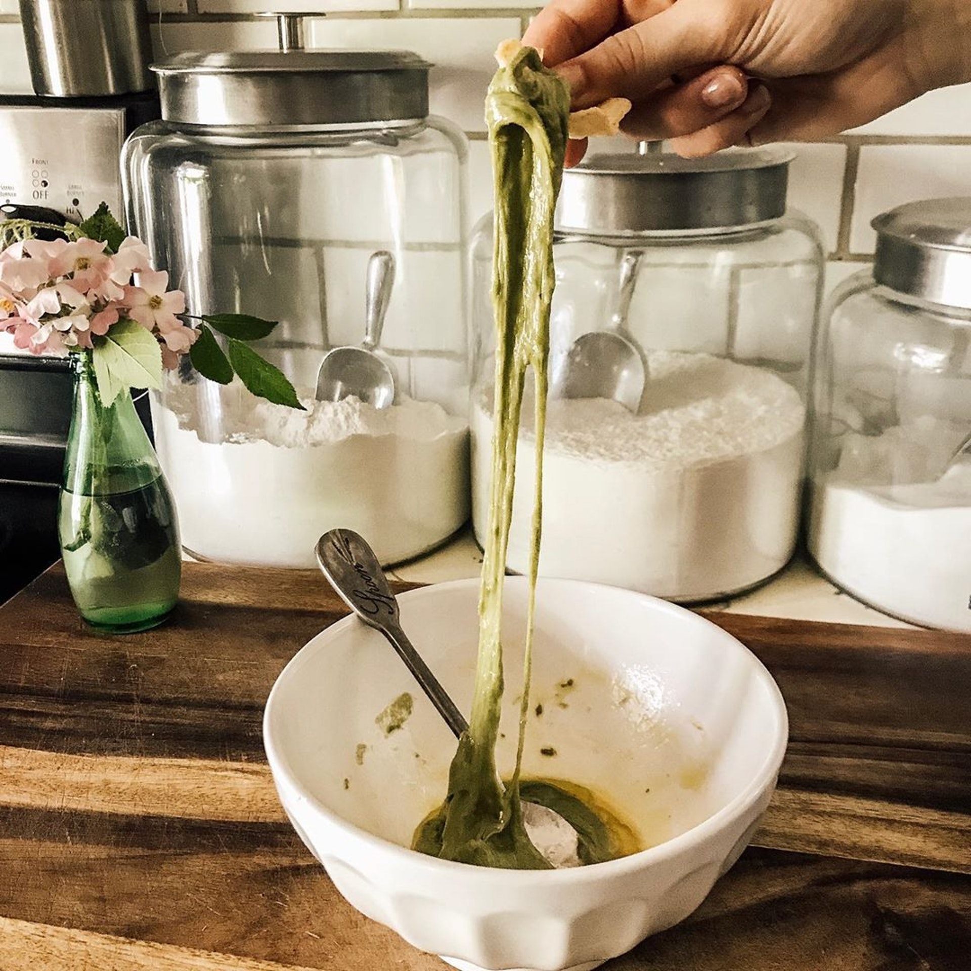 有人真的將這個"Guac-cheese"溶掉,變成可拉絲的芝士醬。(Instagram:cottageintheoaks)