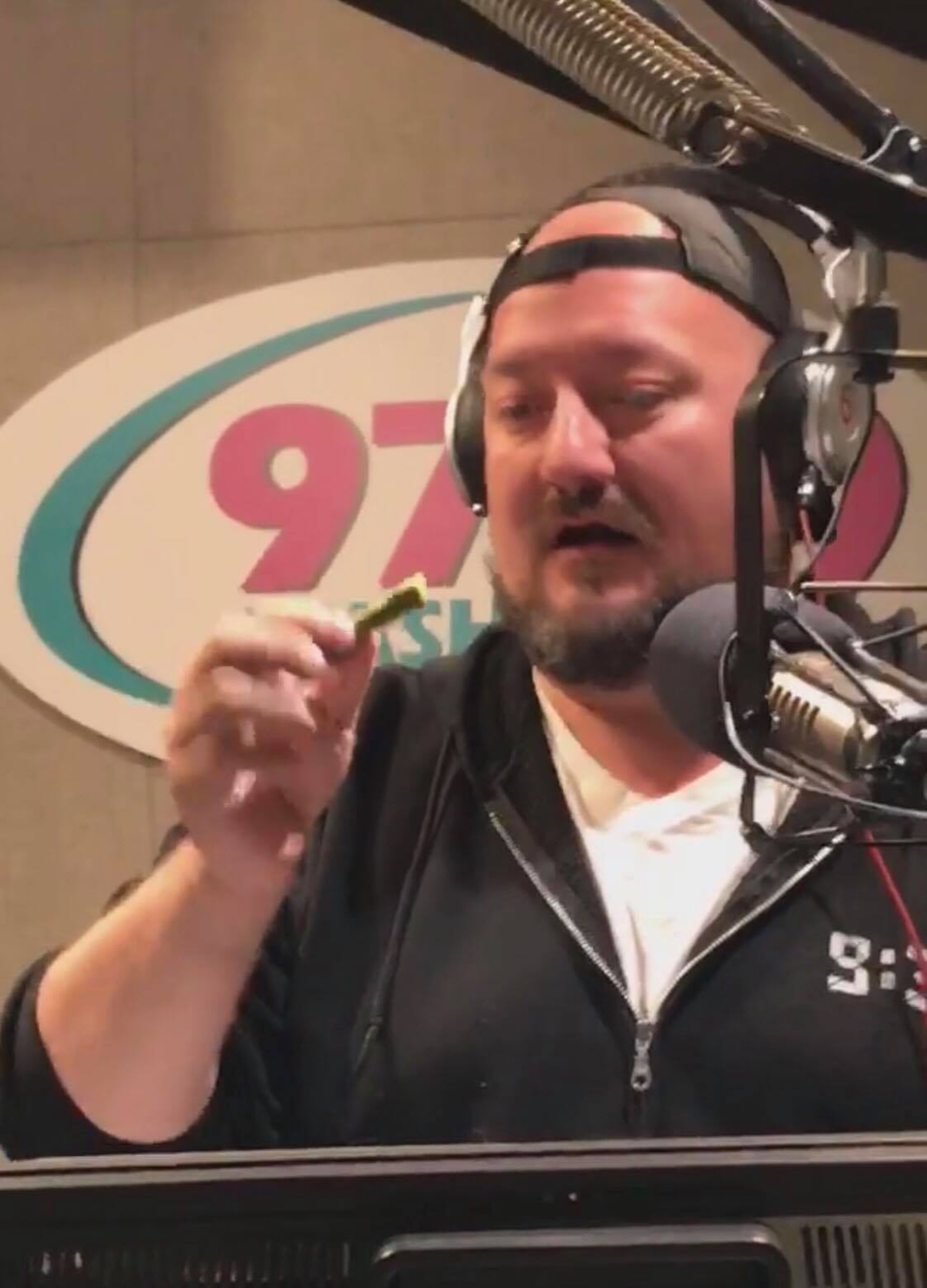 主持Toby形容芝士就像是《復仇者聯盟》系列中Hulk(變形俠醫)的顏色,確實非常相似。(影片截圖:97.1 WASH-FM)