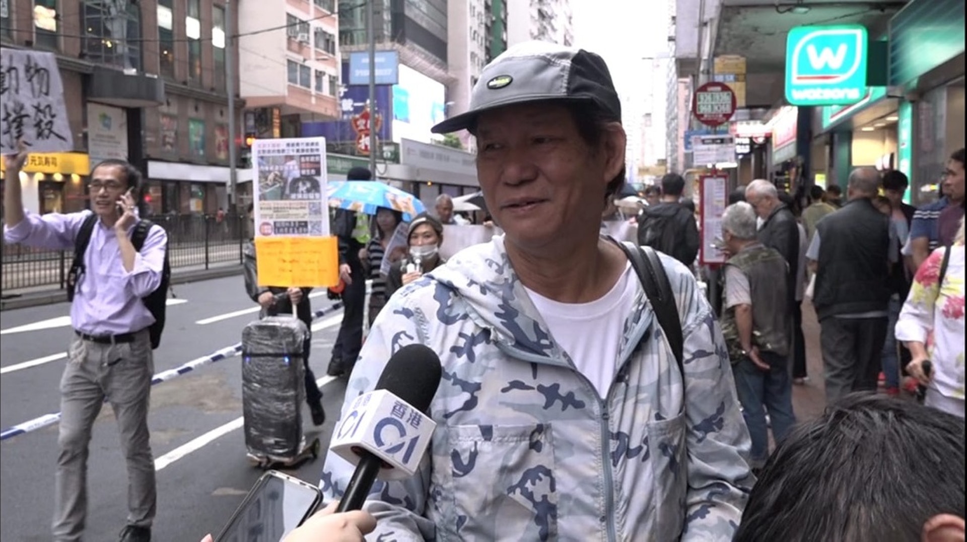 黃先生今日帶上領養的狗「豬豬」一起遊行,這是他們第二次響應保護動物的號召。(鄧穎韜攝) 黃先生今日帶上領養的狗「豬豬」一起遊行,這是他們第二次響應保護動物的號召。(鄧穎韜攝)