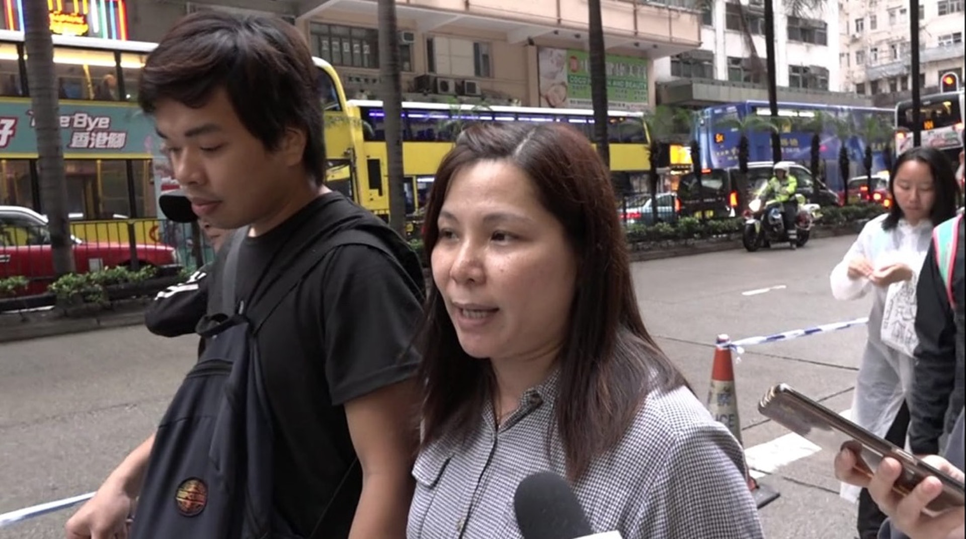 謝小姐(右)表示因為動物不會發聲,因而要企出來保護牠們,「唔好覺得人類大曬。」(鄧穎韜攝) 謝小姐(右)表示因為動物不會發聲,因而要企出來保護牠們,「唔好覺得人類大曬。」(鄧穎韜攝)