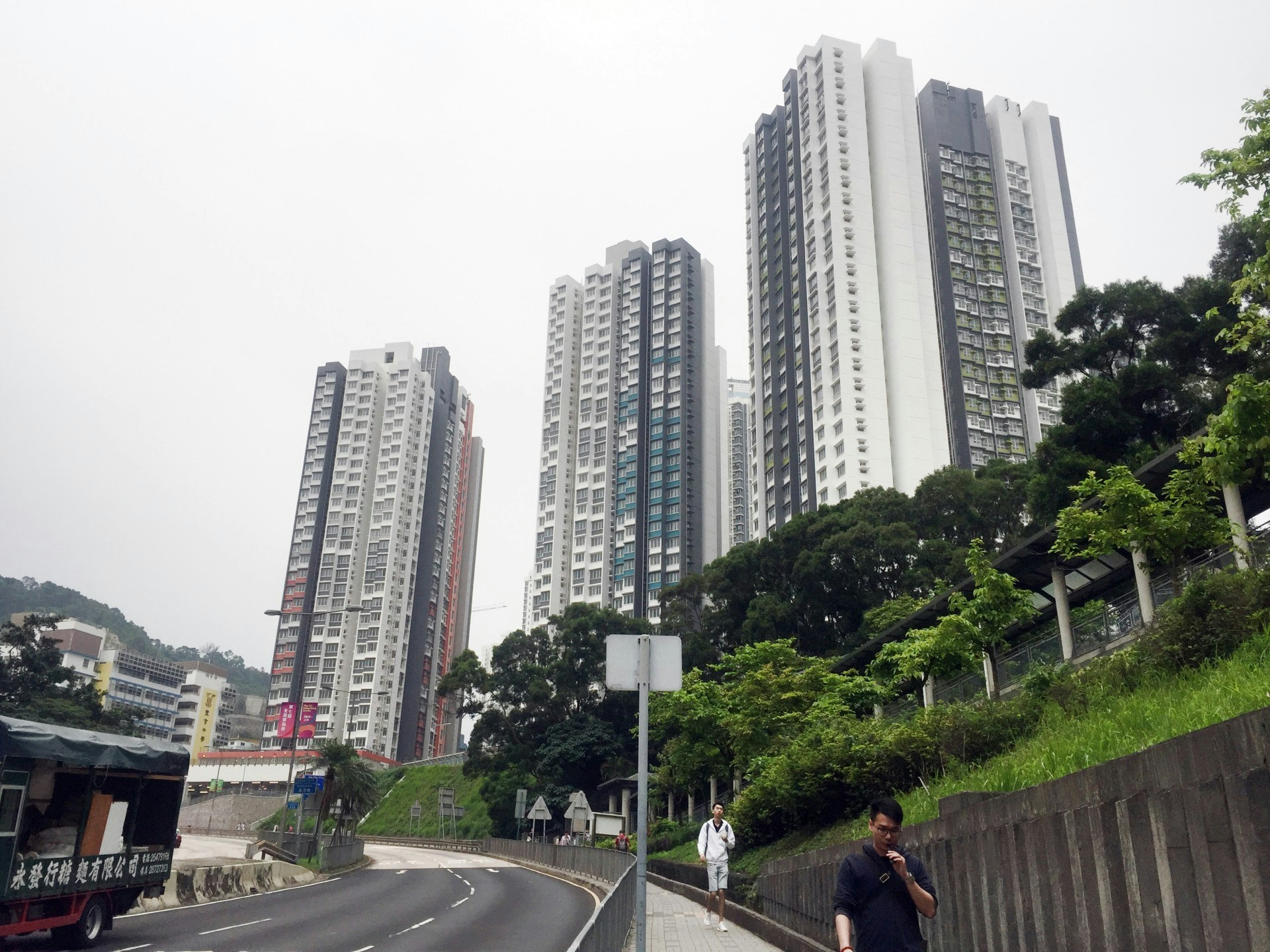 彩興苑共三座，包括彩萱閣（A座）、彩薈閣（B座）及彩蕎閣（C座），提供1358個單位。（李智智攝）