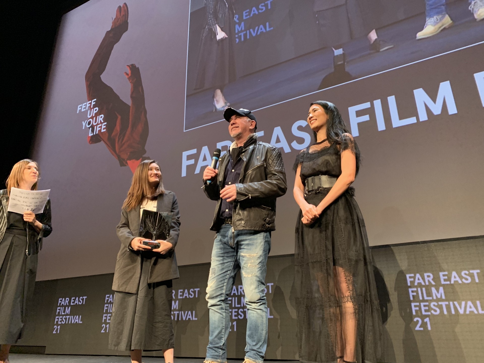 《淪落人》獲頒意大利烏甸尼遠東電影節的影評人黑龍大獎，導演陳小娟、男主角黃秋生及女主角姬素．孔尚治上台領獎。