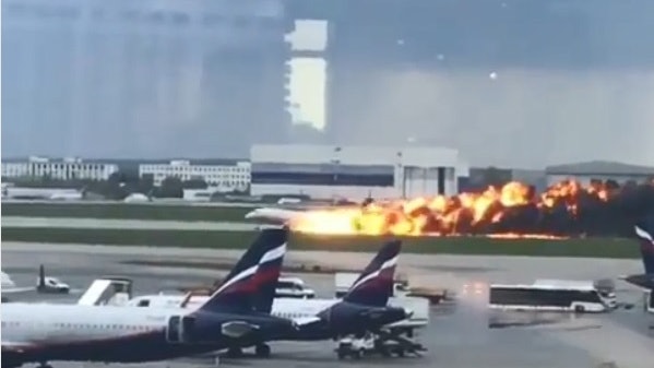 【俄羅斯客機起火】疑雷電擊中 劃出長火龍 傳空少救人亡 【俄羅斯客機起火】疑雷電擊中 劃出長火龍 傳空少救人亡