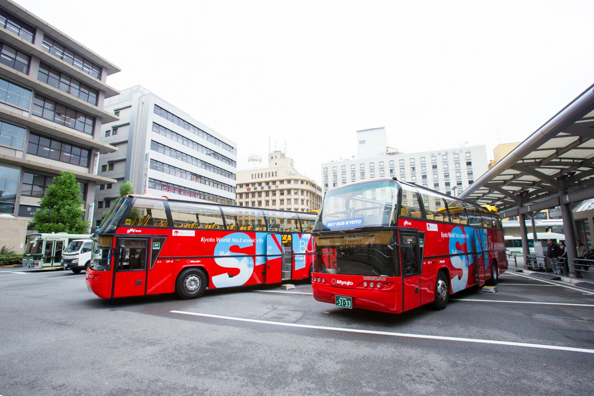 这个观光巴士除了是双层之外，还要是开篷式，可说是游京都的新体验呢！ （图片来源：kyoto.travel）