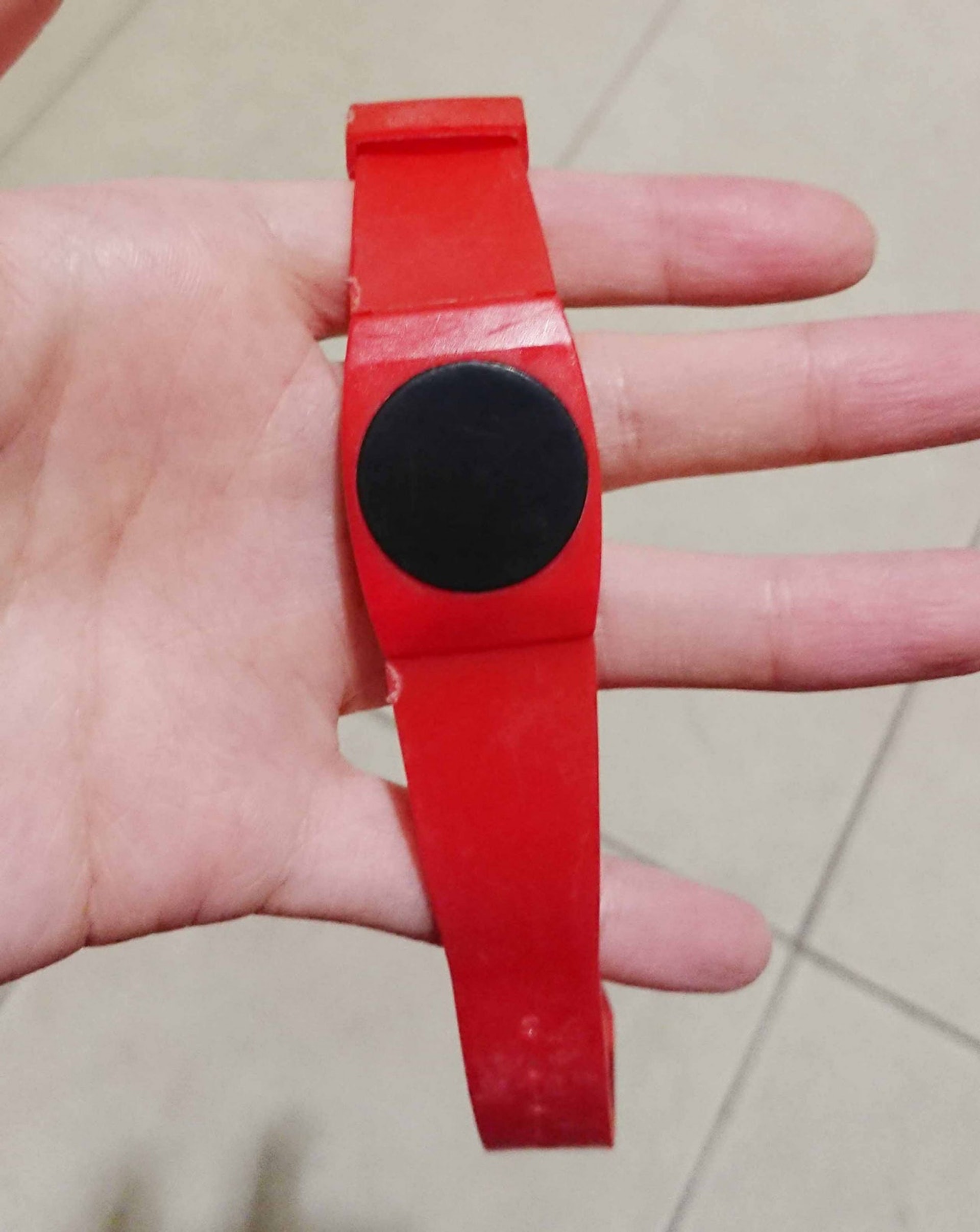 在溫泉內,只要戴上這個電子手錶,連吃東西都可以記帳,離開才付款。(作者提供)