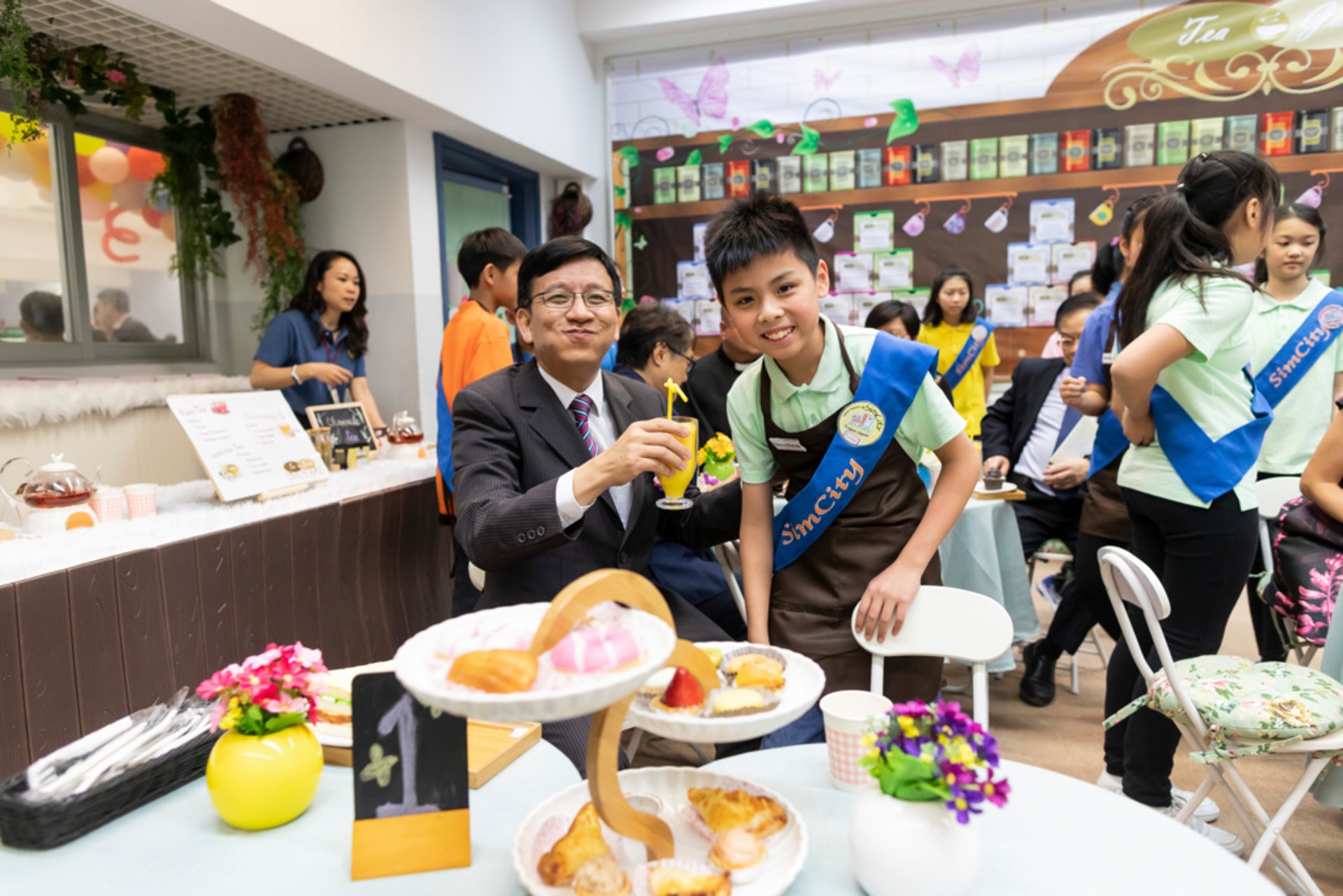 聖公會德田李兆強小學校長李偉栢(左)認為要學生學好英文,激發興趣十分重要。 聖公會德田李兆強小學校長李偉栢(左)認為要學生學好英文,激發興趣十分重要。