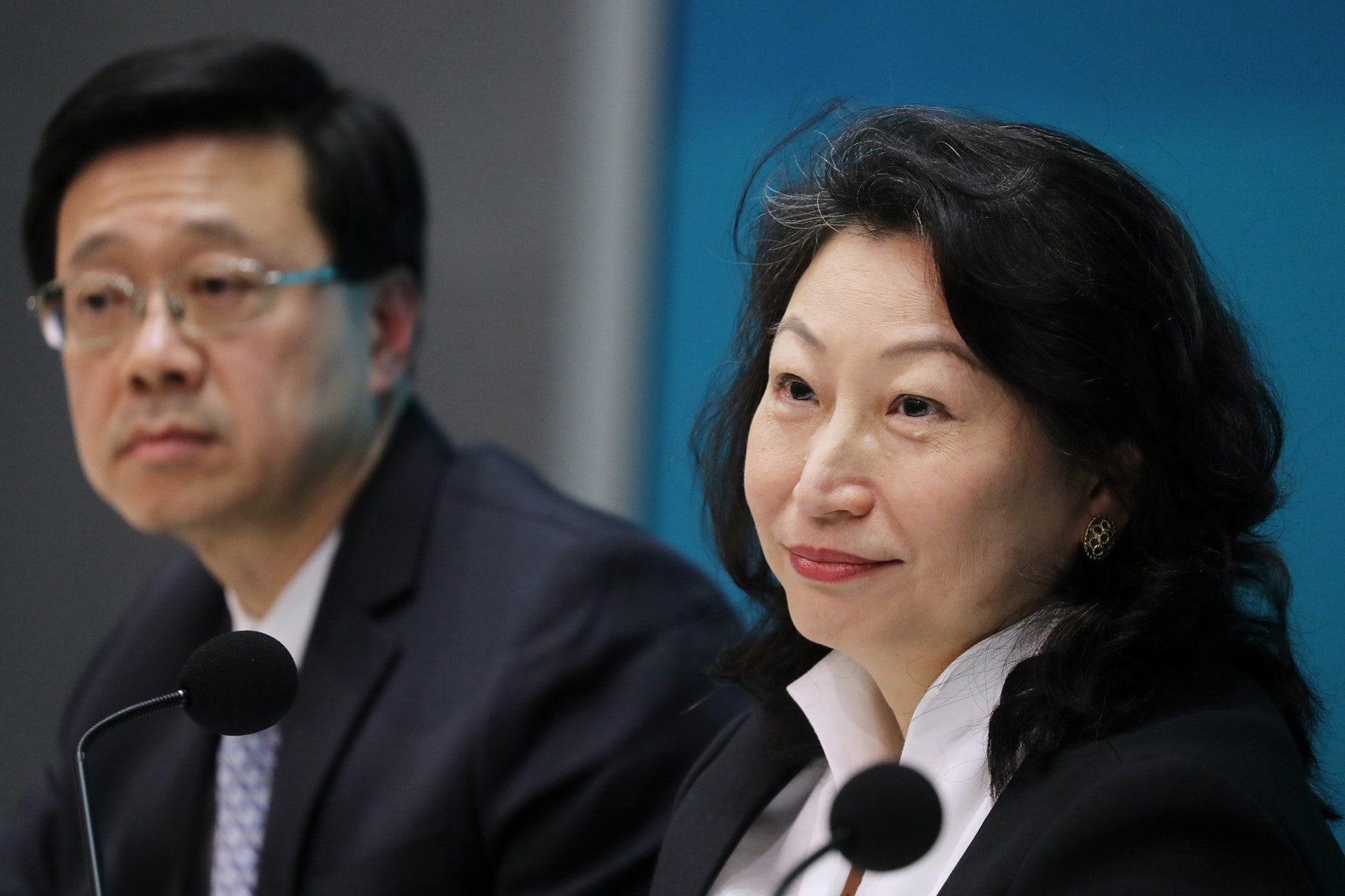 李家超(左)和鄭若驊(右)舉行記者會,回答修訂逃犯條例的問題。(李澤彤攝) 李家超(左)和鄭若驊(右)舉行記者會,回答修訂逃犯條例的問題。(李澤彤攝)