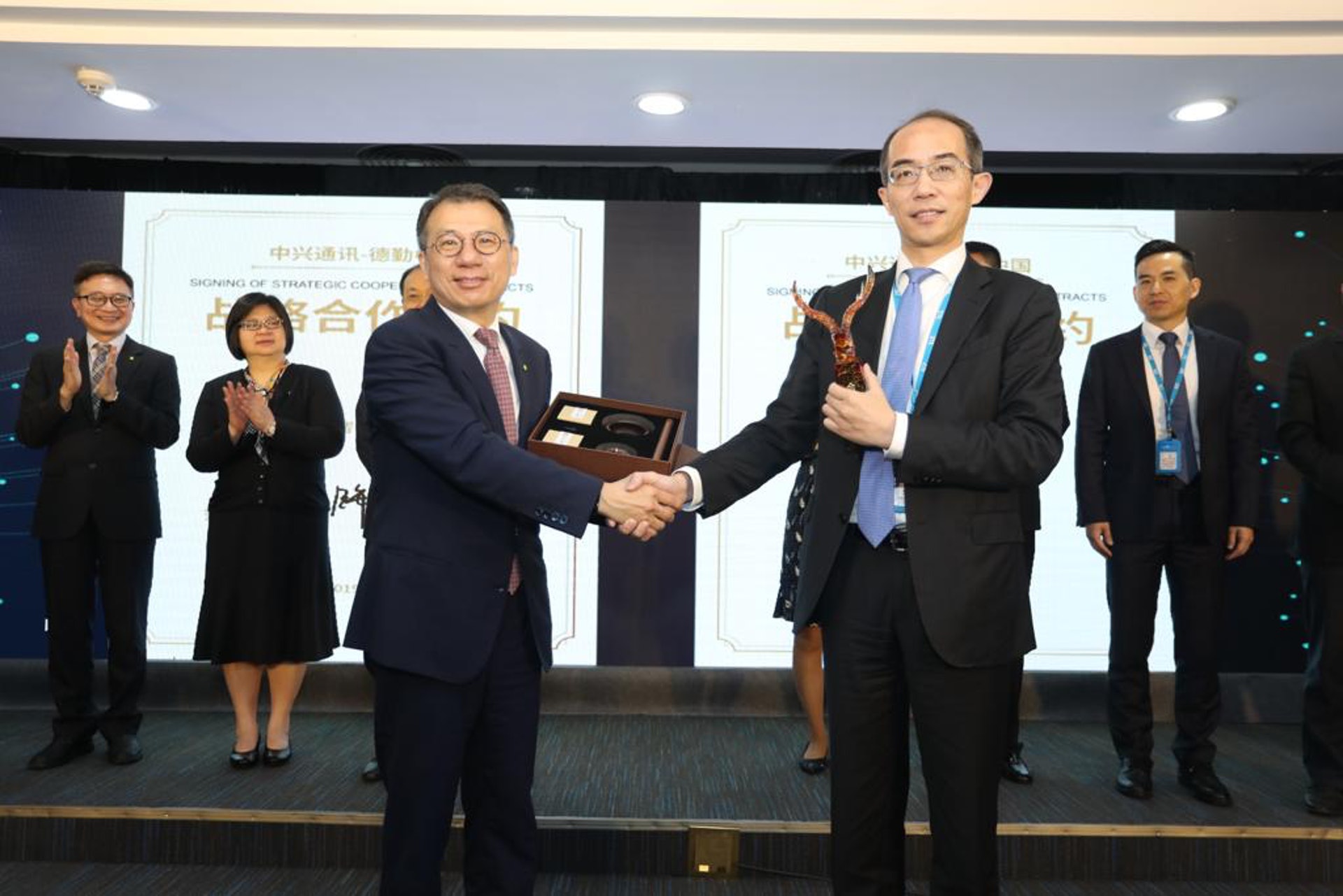 徐子陽(前排右)指願意在 5G 時代和德勤一同,挖掘和整合各類垂直行業的優勢,提升雙方共同服務及擴大產業價值的機會。(受訪者提供圖片) 徐子陽(前排右)指願意在 5G 時代和德勤一同,挖掘和整合各類垂直行業的優勢,提升雙方共同服務及擴大產業價值的機會。(受訪者提供圖片)