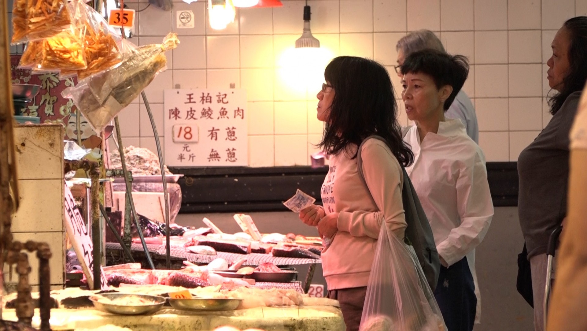 點擊影片,即看魚販和餐廳師傅對電擊劏魚法之看法。(譚威權、洪業銘攝) 點擊影片,即看魚販和餐廳師傅對電擊劏魚法之看法。(譚威權、洪業銘攝)