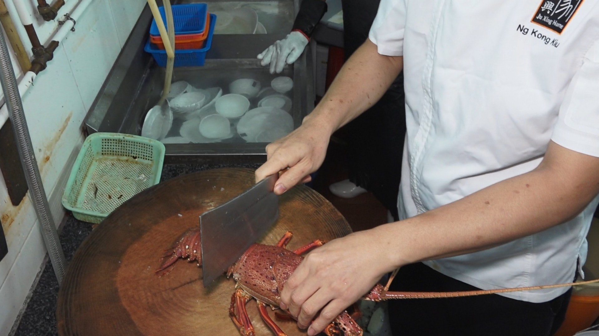 點擊影片,即看魚販和餐廳師傅對電擊劏魚法之看法。(譚威權、洪業銘攝) 點擊影片,即看魚販和餐廳師傅對電擊劏魚法之看法。(譚威權、洪業銘攝)