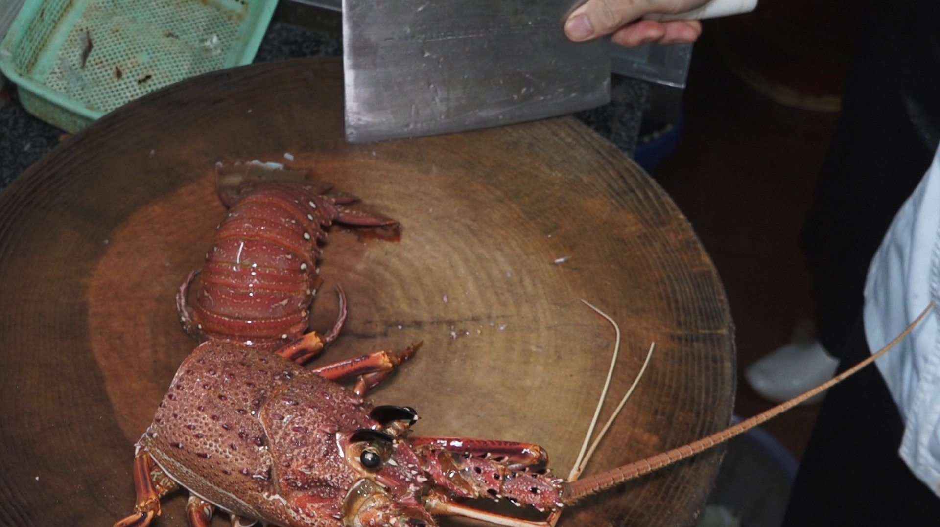 點擊影片,即看魚販和餐廳師傅對電擊劏魚法之看法。(譚威權、洪業銘攝) 點擊影片,即看魚販和餐廳師傅對電擊劏魚法之看法。(譚威權、洪業銘攝)