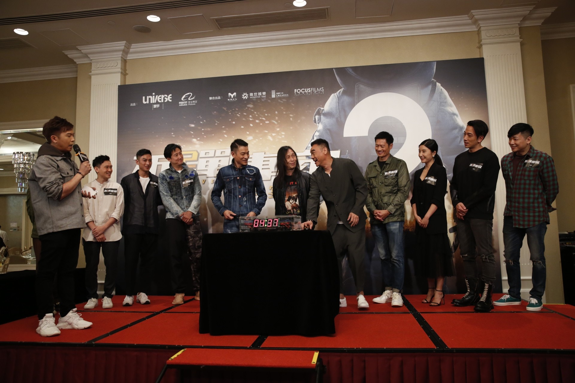 邱禮濤率領一眾主演：劉德華、劉青雲、吳卓羲、黃德斌、蔡瀚億（Baby John）、洪天明、凌文龍等出席《拆彈專家2》煞科宴。（陳順禎攝）