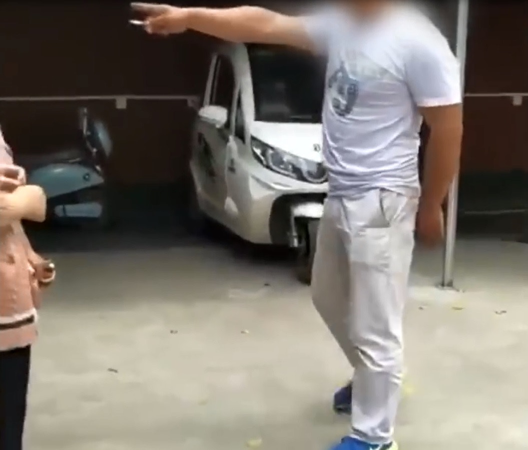安徽一名男子接女兒放學時遇上自己昔日的老師，竟然怒摑對方。(片段截圖)