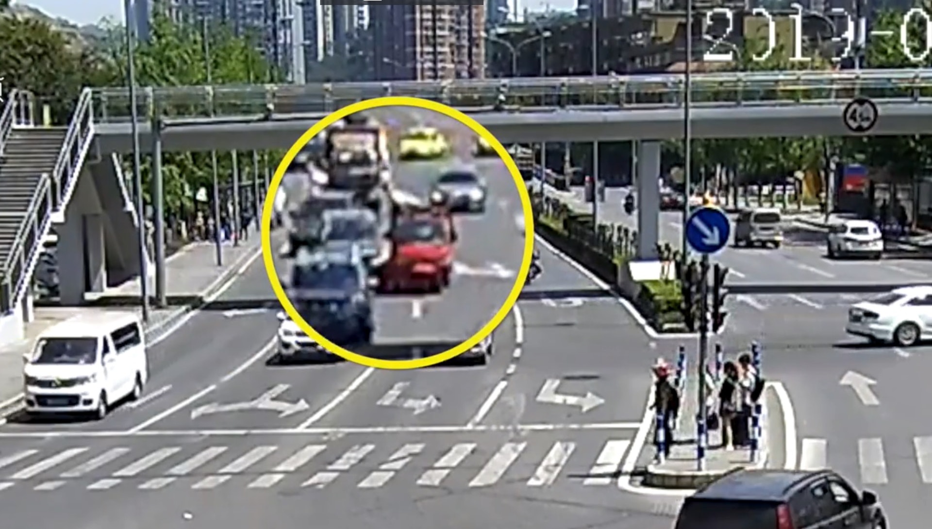 警方發現,犯罪集團專門找三輪車下手碰瓷,就是看準三輪車司機只有買強制保險,願意私下和解的機會高。(片段截圖) 警方發現,犯罪集團專門找三輪車下手碰瓷,就是看準三輪車司機只有買強制保險,願意私下和解的機會高。(片段截圖)