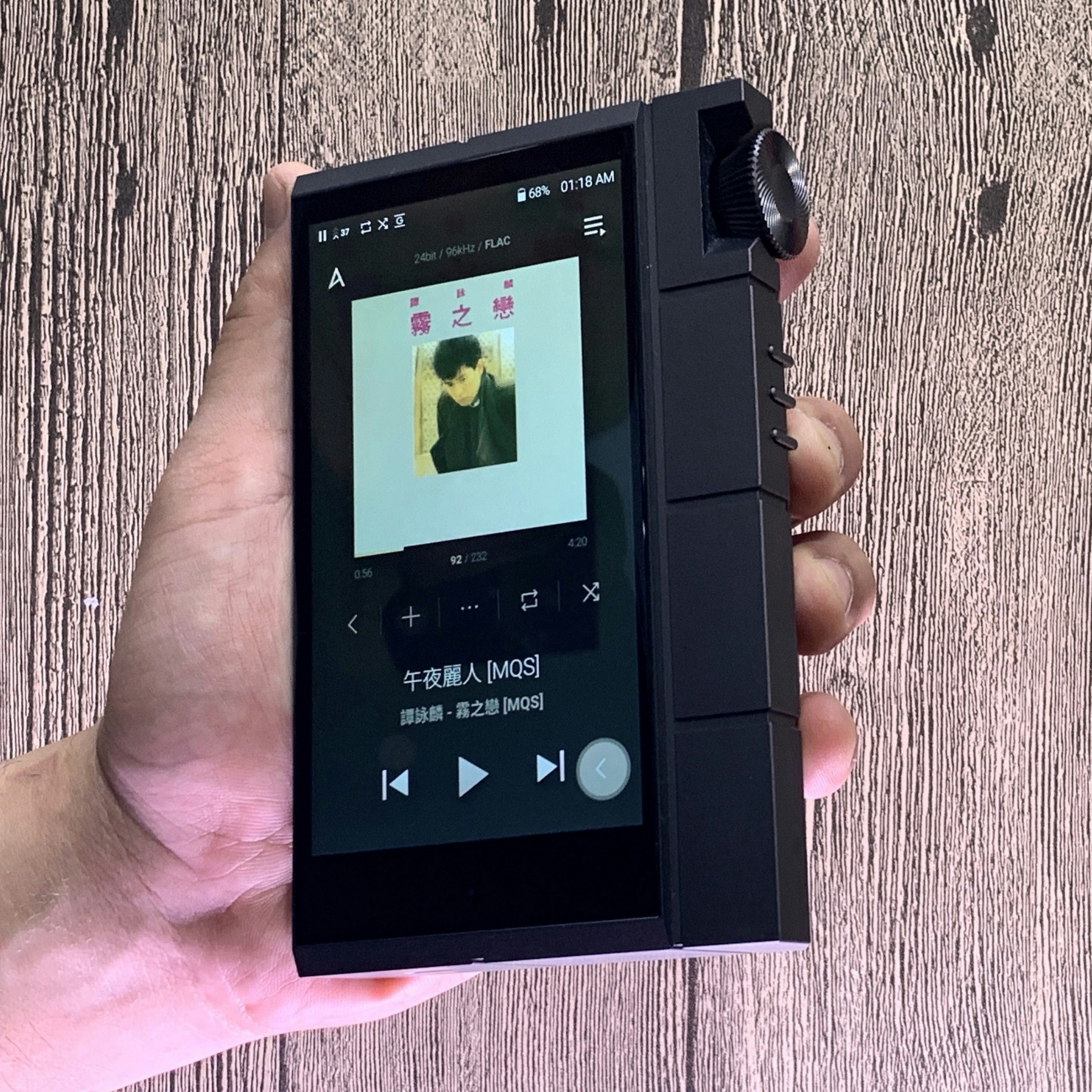 Astell&Kern A&K KANN CUBE實在巨型，大男人巨手拿起來也只是剛剛好！（鍾世傑 攝）