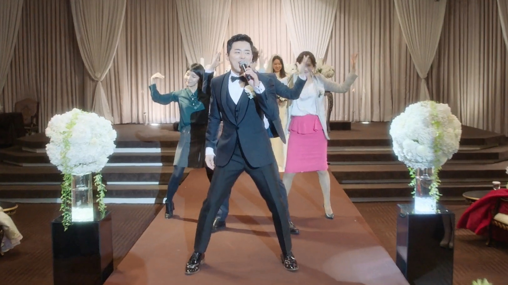 曹政奭本來就是音樂劇演員出身，到現在變成韓劇一線男主角，都依然會參演舞台劇，今集的歌舞部分當然難不倒他。（網上截圖）