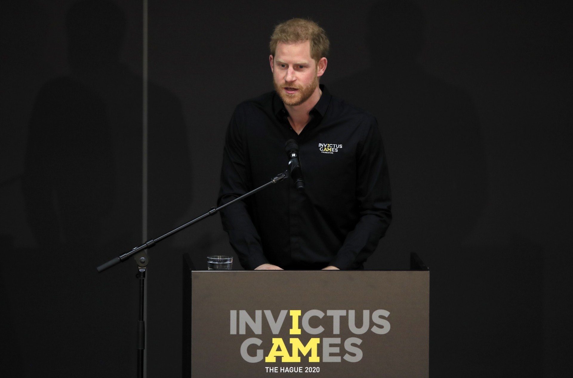 英國哈里王子(Prince Harry)在夫人梅根(Meghan, Duchess of Sussex)分娩3日後,於5月9日前往荷蘭海牙(The Hague)出席2020年「不屈不撓」運動會(Invictus Games)的一周年倒數活動。活動期間,荷蘭公主瑪格麗特(Princess Margriet)向他贈送了一件嬰兒衫。(美聯社) 英國哈里王子(Prince Harry)在夫人梅根(Meghan, Duchess of Sussex)分娩3日後,於5月9日前往荷蘭海牙(The Hague)出席2020年「不屈不撓」運動會(Invictus Games)的一周年倒數活動。活動期間,荷蘭公主瑪格麗特(Princess Margriet)向他贈送了一件嬰兒衫。(美聯社)