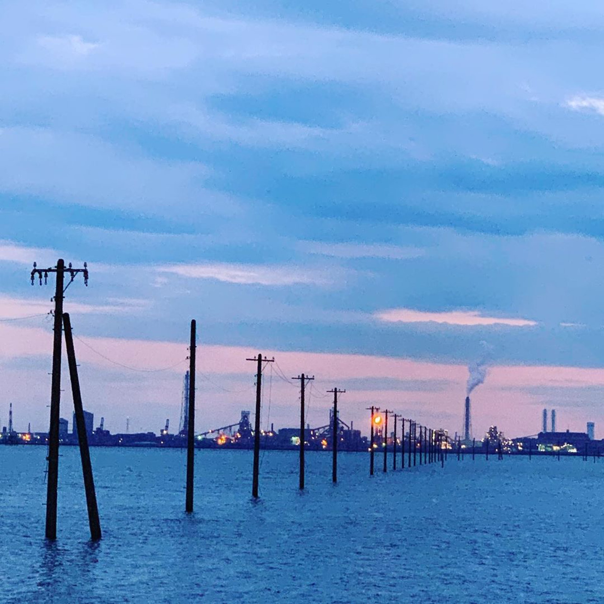 海天一景,不禁讓日本網民聯想起宮崎駿動畫「千與千尋」 中,電車在海面上奔馳的情景,令江川海岸聲名大噪。(Instagram@tatutaro)