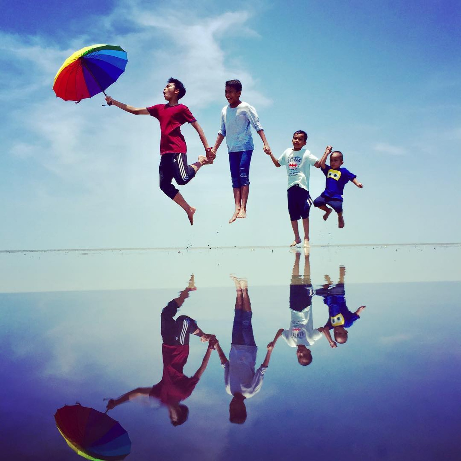 #5 馬來西亞 還未正名的神秘小島:可能大家還未聽過馬來西亞擁有屬於自己的「天空之鏡」,其實它是一個神秘小島,鄰近雪蘭莪州的漁村沙沙蘭,目前官方還未將它正名。(Instagram@zulfakah)