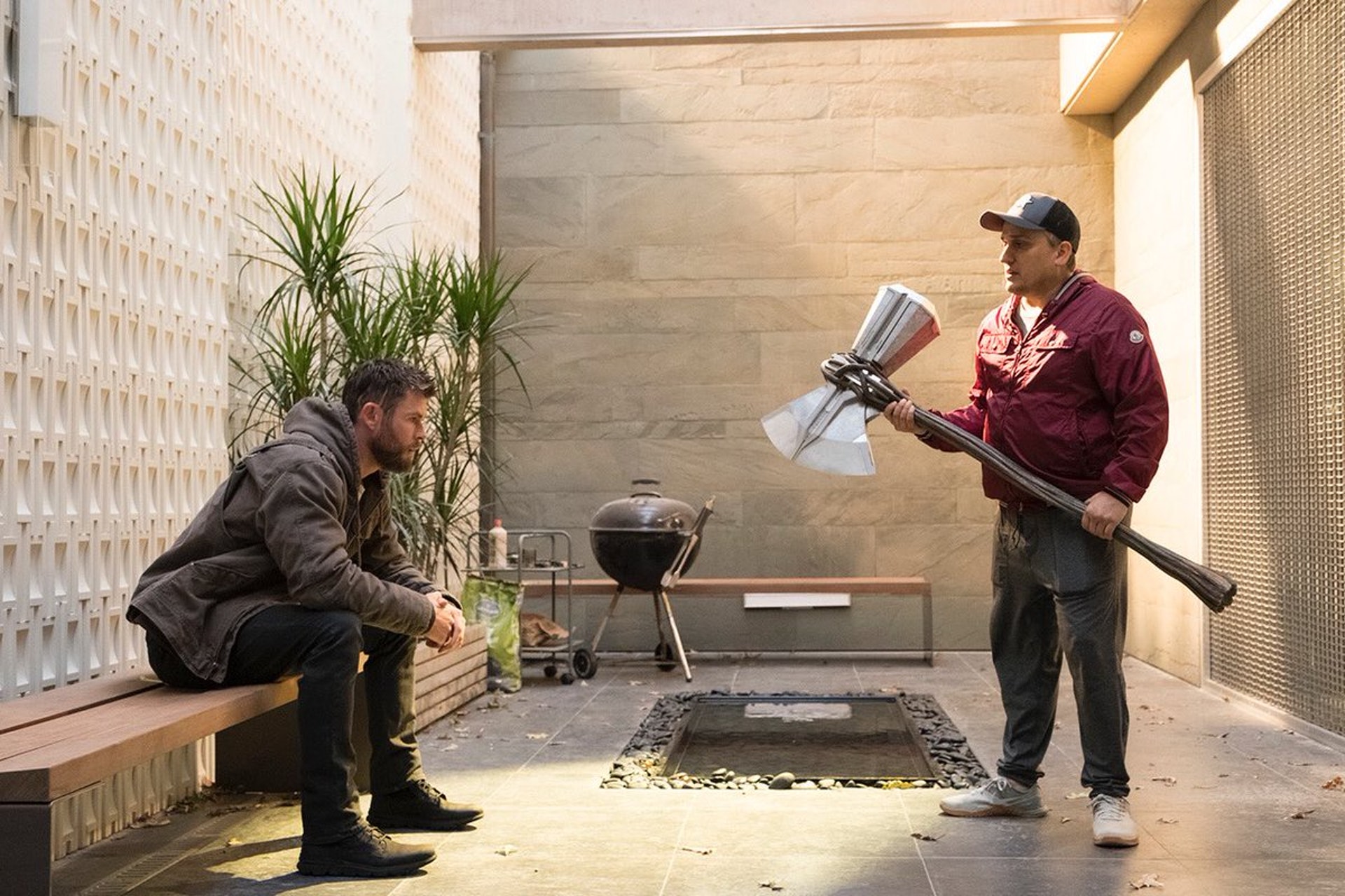 羅素兄弟在網上公開了雷神第一天拿武器練習的照片。(Russo_Brothers twitter相片) 羅素兄弟在網上公開了雷神第一天拿武器練習的照片。(Russo_Brothers twitter相片)