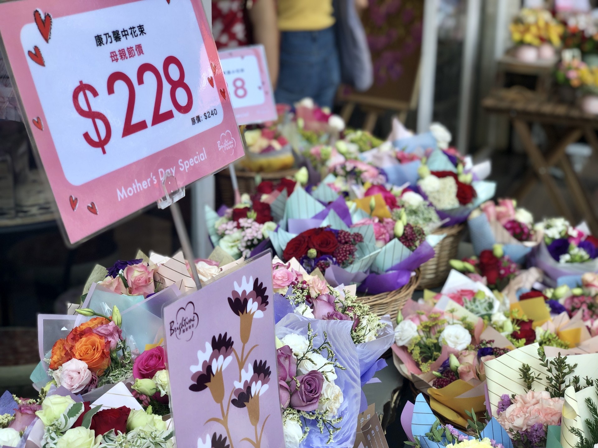 母親節不少人買康乃馨送給媽媽,表達謝意。但您知道不同康乃馨顏色所代表的意思嗎?(資料圖片) 母親節不少人買康乃馨送給媽媽,表達謝意。但您知道不同康乃馨顏色所代表的意思嗎?(資料圖片)