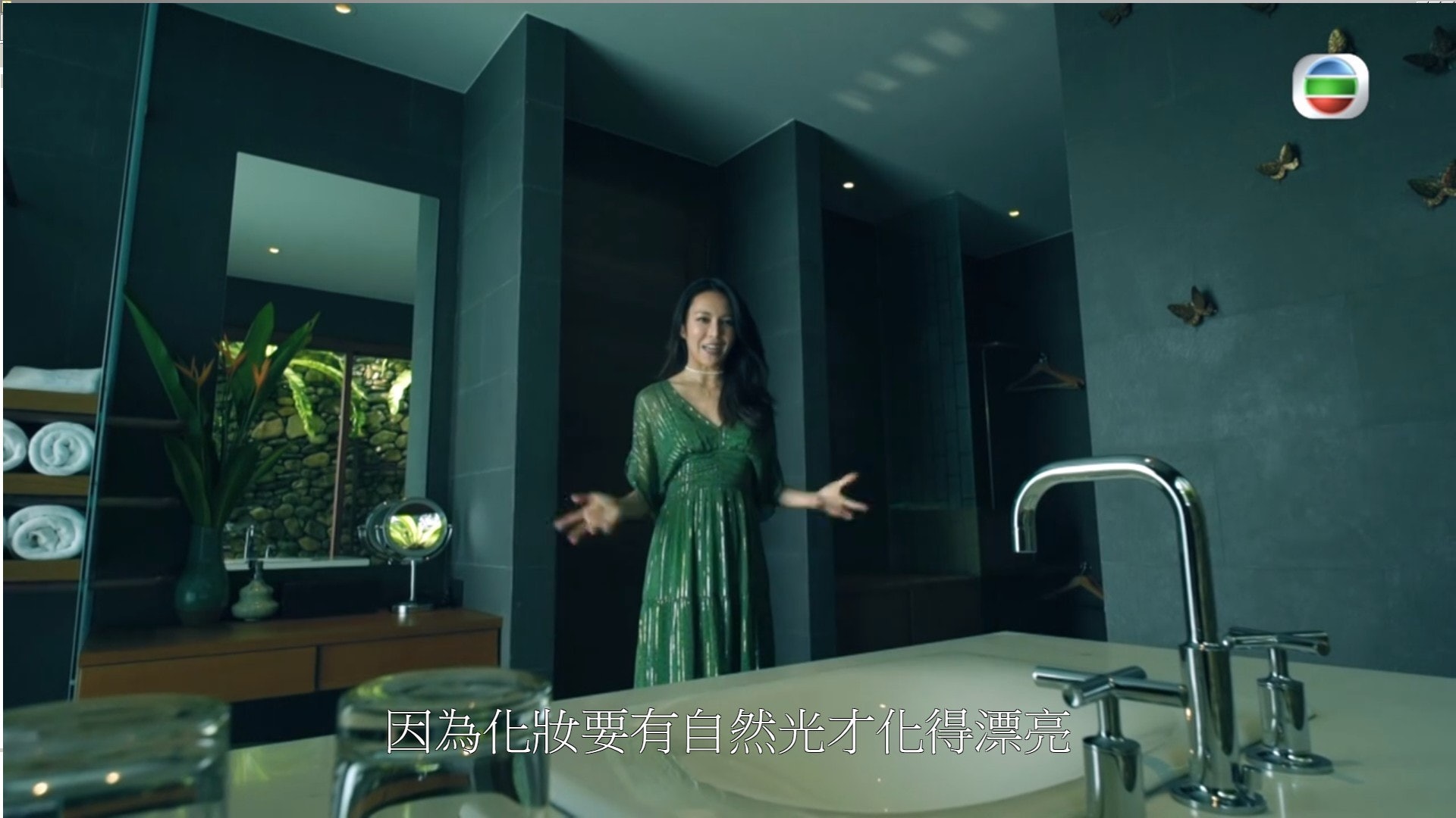 用遠景鏡頭拍攝張曦雯。(電視截圖) 用遠景鏡頭拍攝張曦雯。(電視截圖)