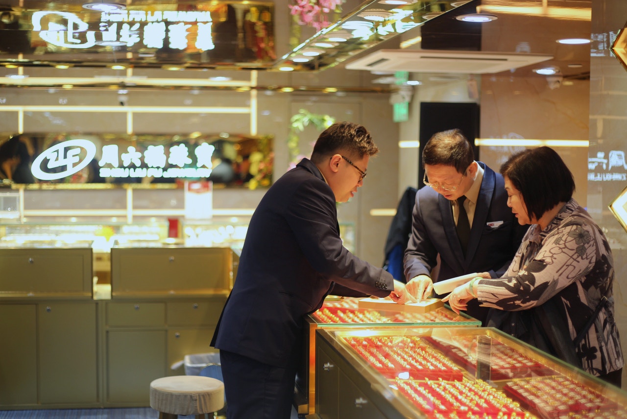 周六福南下香港在旺角開首間旗艦店，引起業界關注。（資料圖片）