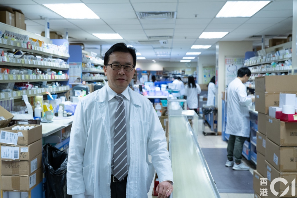 公院專科門診病人普遍有藥物處方期長的特點，所以藥劑師教導病人用藥甚重要；但崔俊明稱藥劑部普遍礙於人手所限，在核實處方等工序上已經自顧不暇，難以詳細兼任教導病人工作。（高仲明攝）