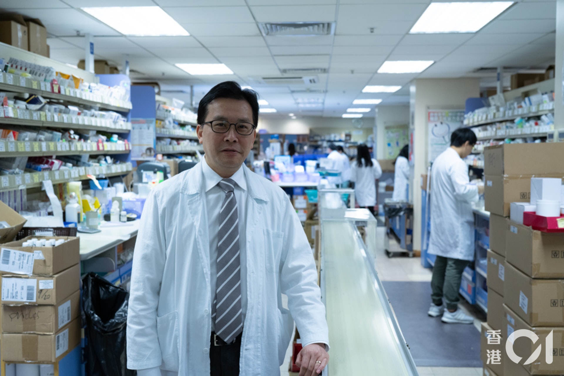 公院專科門診病人普遍有藥物處方期長的特點,所以藥劑師教導病人用藥甚重要;但崔俊明稱藥劑部普遍礙於人手所限,在核實處方等工序上已經自顧不暇,難以詳細兼任教導病人工作。(高仲明攝) 公院專科門診病人普遍有藥物處方期長的特點,所以藥劑師教導病人用藥甚重要;但崔俊明稱藥劑部普遍礙於人手所限,在核實處方等工序上已經自顧不暇,難以詳細兼任教導病人工作。(高仲明攝)