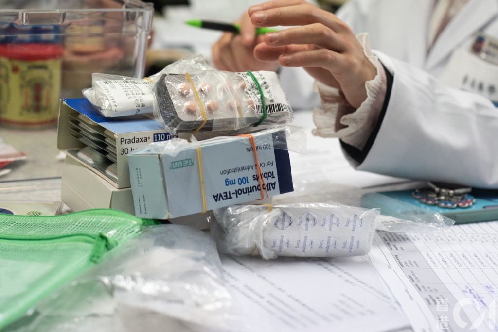 審計署報告發現，公院專科門診病人每次求診平均可獲近三個月的處方藥物，「新舊藥溝埋食」屢見不鮮，更有一部分人因此需回流公營醫療體系。（資料圖片／方家遠攝）