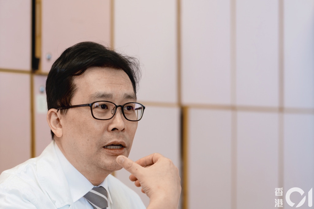 崔俊明引用學會數據，指出有兩成病人是因藥物問題而需入急症室，而這些問題本來可以透過藥物教育而減輕急症室負擔。（高仲明攝）