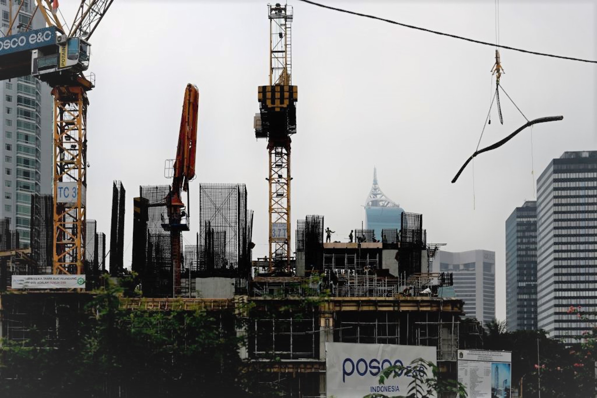 雅加達市內持續發展，仍有不少新大樓在興建當中。(Getty Images)