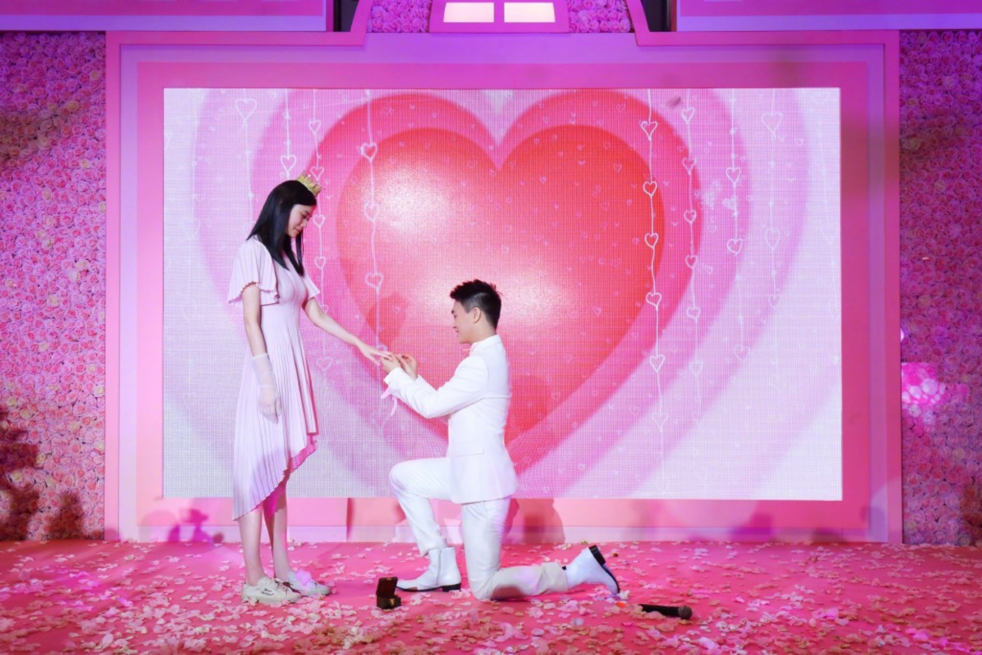 何猷君日前向奚夢瑤求婚成功。(奚夢瑤微博) 何猷君日前向奚夢瑤求婚成功。(奚夢瑤微博)