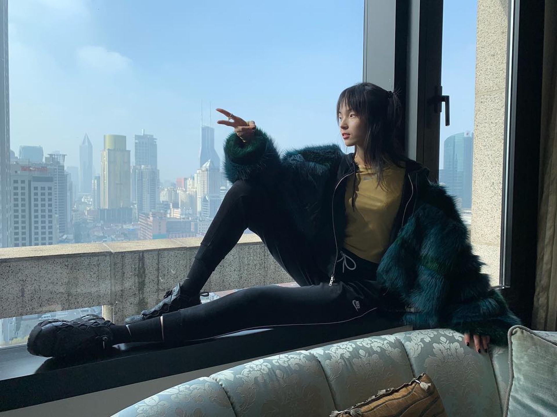 倚窗簡單擺甫士,已經充滿自信美。(IG@jujujuxiaowen) 倚窗簡單擺甫士,已經充滿自信美。(IG@jujujuxiaowen)