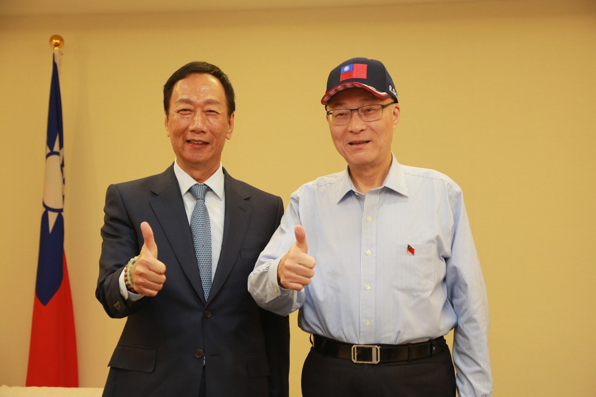 有傳郭台銘周一(13)上午在國民黨部與國民黨主席吳敦義舉行「吳郭會」後,下午即私人專機前往大陸,返回大本營深圳龍華廠坐鎮。(中央社) 有傳郭台銘周一(13)上午在國民黨部與國民黨主席吳敦義舉行「吳郭會」後,下午即私人專機前往大陸,返回大本營深圳龍華廠坐鎮。(中央社)