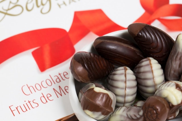 【朱古力】貓咪不能吃朱古力是常識吧!貓咪吃了朱古力會出現腸胃不適,如嘔吐、腸瀉等。朱古力含可可鹼,對貓狗而言都有害,可引致神經系統疾病,嚴重者甚至死亡。(資料圖片) 【朱古力】貓咪不能吃朱古力是常識吧!貓咪吃了朱古力會出現腸胃不適,如嘔吐、腸瀉等。朱古力含可可鹼,對貓狗而言都有害,可引致神經系統疾病,嚴重者甚至死亡。(資料圖片)