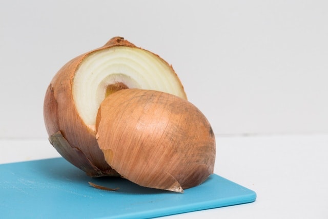 【洋蔥】把混有洋蔥的食物給貓咪,同樣危險。洋蔥的亞碸類和二硫化物,會破壞紅血球細胞,並可能導致嚴重的血液問題,包括貧血。洋蔥粉往往是一個隱藏的香料,所以要小心。在餵你的寵物任何新東西之前,要仔細閱讀成分表。(資料圖片) 【洋蔥】把混有洋蔥的食物給貓咪,同樣危險。洋蔥的亞碸類和二硫化物,會破壞紅血球細胞,並可能導致嚴重的血液問題,包括貧血。洋蔥粉往往是一個隱藏的香料,所以要小心。在餵你的寵物任何新東西之前,要仔細閱讀成分表。(資料圖片)