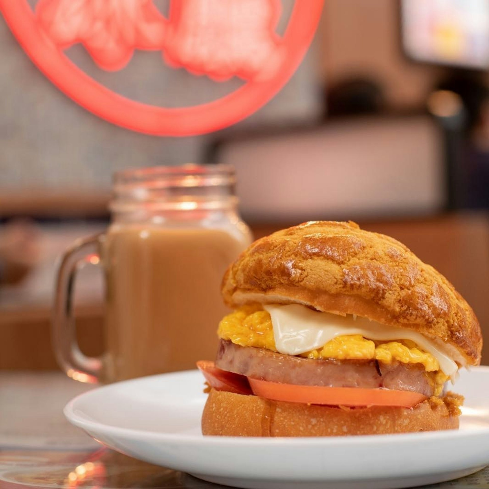 早前網民在討論的,就是「敏華冰廳」的超級珍寶菠蘿包,此包是餐廳朗豪坊分店限定新品,菠蘿包內其實好多餡料,如午餐肉、炒蛋、芝士等。(圖片來源:敏華冰廳@instagram) 香港美食