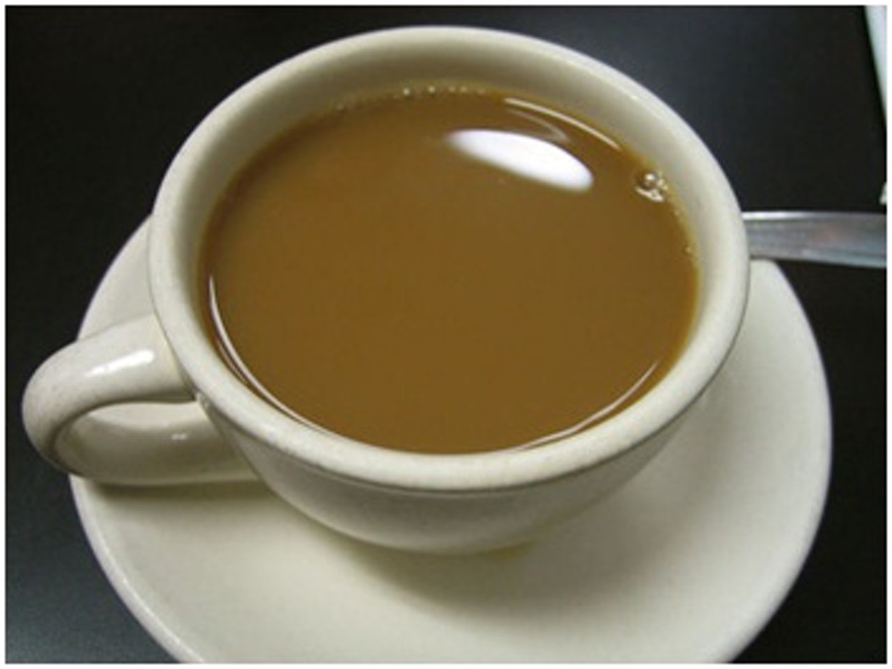 【咖啡因】不要貪得意的與貓咪分享你的茶或咖啡。含有咖啡因的飲料和食物,對貓科動物是極危險的。咖啡因是一種利尿劑,會造成脫水,而且刺激心臟和神經系統。朱古力是特別糟糕的食物,因為它同時含有咖啡因和可可鹼,可以讓你的貓咪致命。(資料圖片) 【咖啡因】不要貪得意的與貓咪分享你的茶或咖啡。含有咖啡因的飲料和食物,對貓科動物是極危險的。咖啡因是一種利尿劑,會造成脫水,而且刺激心臟和神經系統。朱古力是特別糟糕的食物,因為它同時含有咖啡因和可可鹼,可以讓你的貓咪致命。(資料圖片)