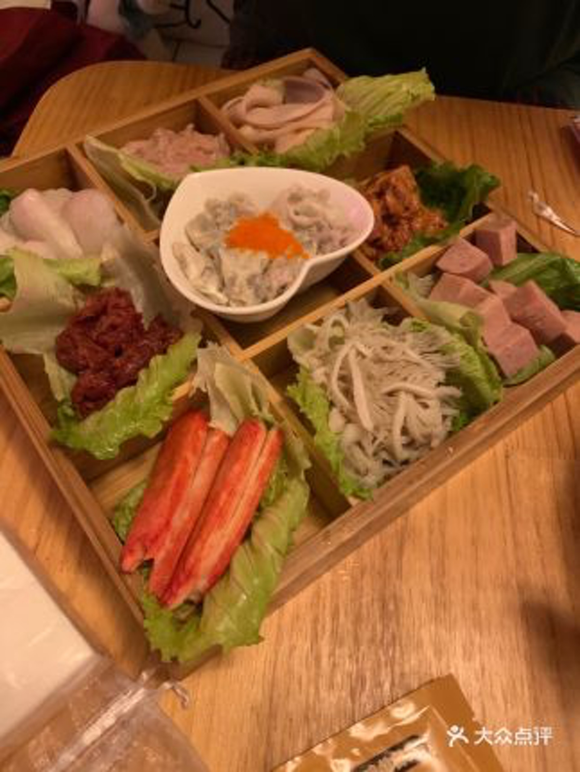 人均人民幣120,火鍋套餐裡有:肉類九宮格(嫩牛肉,醃排骨,鴨腸,郡把,蟹子蝦滑,川味小香腸,千層肚,午餐肉)、瑯琊土豆、素菜拼盤,素菜還可以無限加,保證食到抱住個肚出門口。(圖片來源:腎姐@大眾點評) 深圳美食