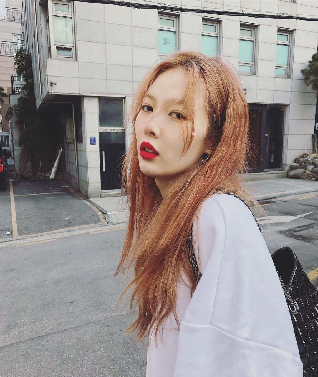 泫雅自從公開宣布戀情後,人氣不減反增。(@hyunah_aa)