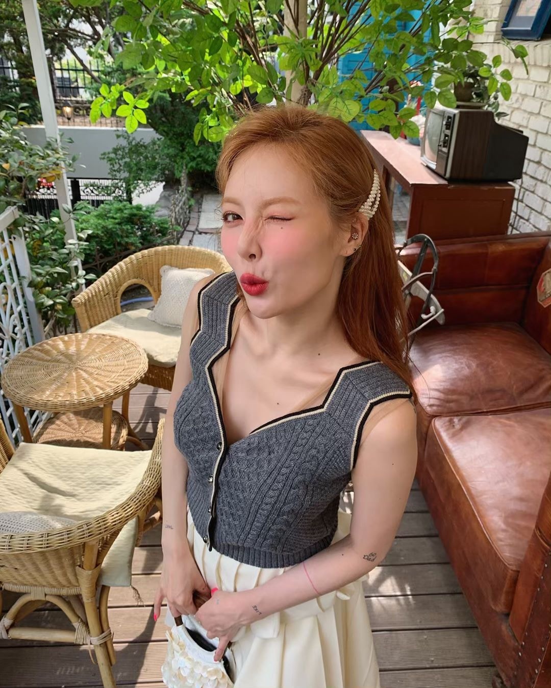 泫雅平日愛用大型髮夾定造型。(@hyunah_aa)
