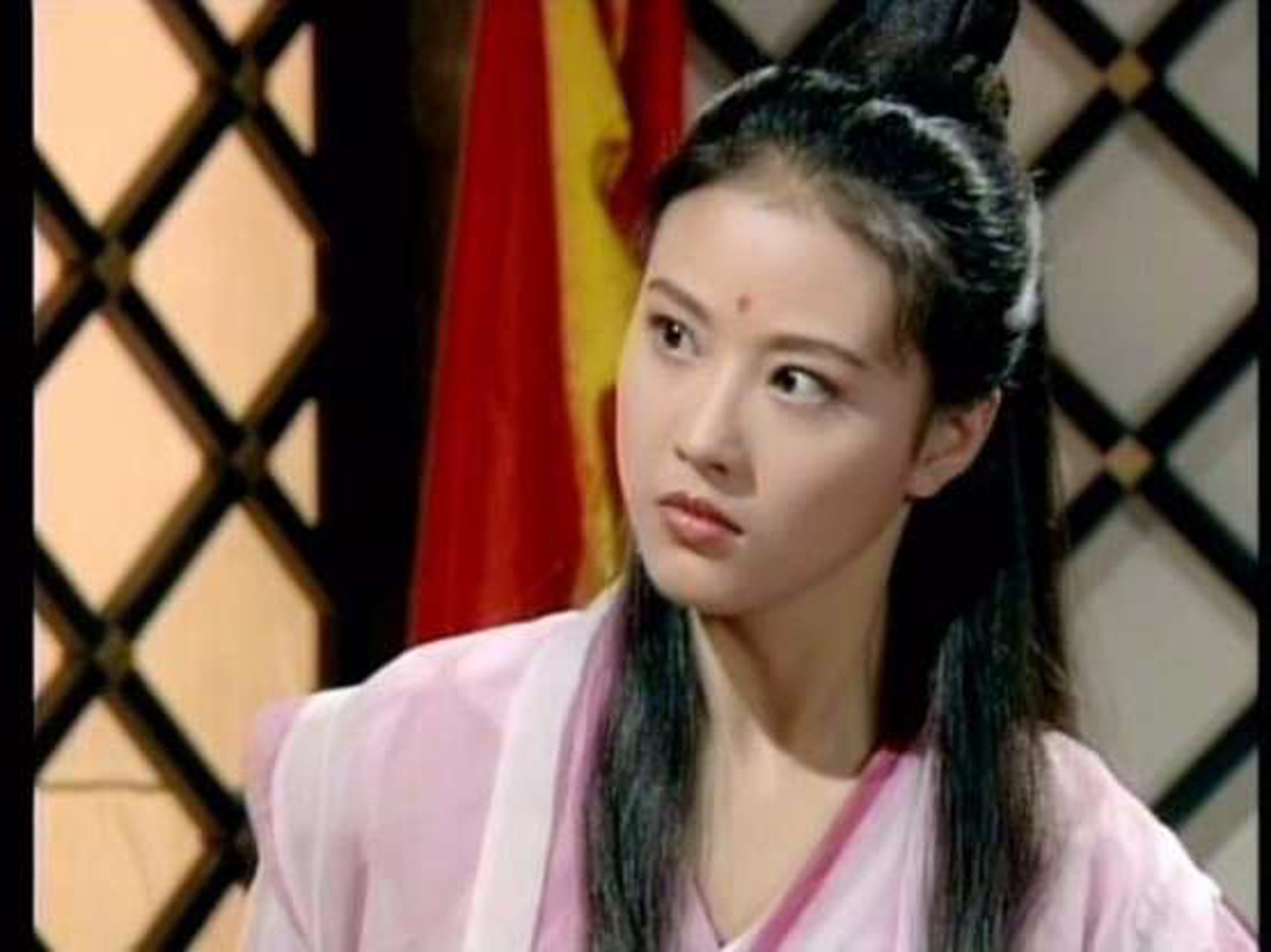 在1994年的《倚天屠龍記》中,周海媚出演周芷若一角爆紅,成為不少人心目中的經典女神,更被封為「最美周芷若」。(《倚天屠龍記》劇照) 在1994年的《倚天屠龍記》中,周海媚出演周芷若一角爆紅,成為不少人心目中的經典女神,更被封為「最美周芷若」。(《倚天屠龍記》劇照)