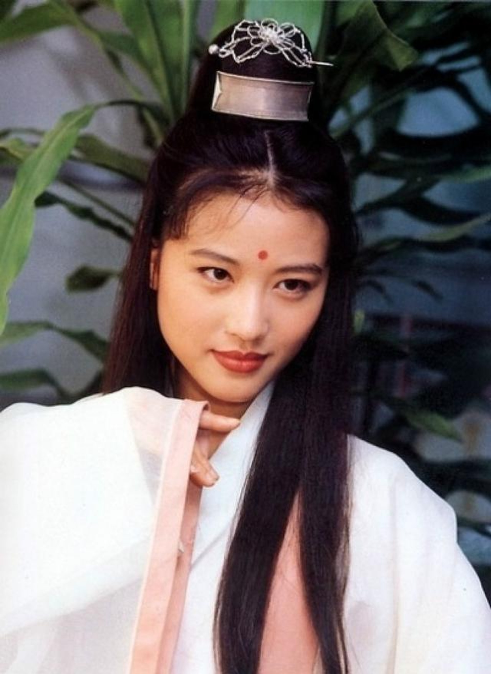 1994年香港無線拍攝的《倚天屠龍記》中,周芷若一角由周海媚飾演。(《倚天屠龍記》劇照) 1994年香港無線拍攝的《倚天屠龍記》中,周芷若一角由周海媚飾演。(《倚天屠龍記》劇照)