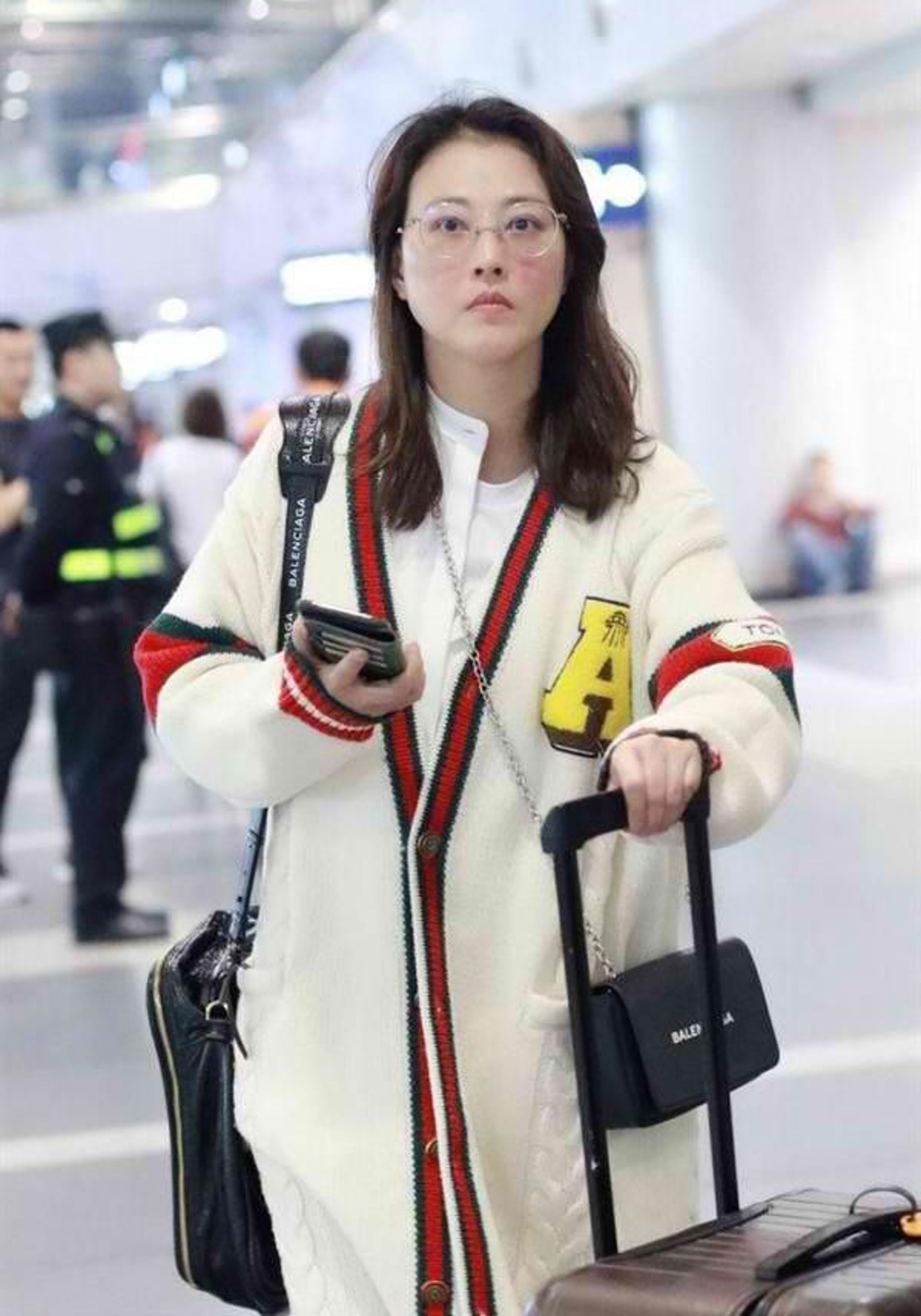 早前周海媚以素顏現身機場時被捕獲,相片旋即在網上被瘋傳,讚她保養得宜。(微博圖片) 早前周海媚以素顏現身機場時被捕獲,相片旋即在網上被瘋傳,讚她保養得宜。(微博圖片)