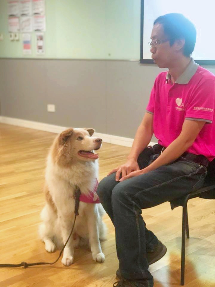 「淡定哥」在2013年遇上了現任主人Eddie。(Facebook@淡定哥) 「淡定哥」在2013年遇上了現任主人Eddie。(Facebook@淡定哥)